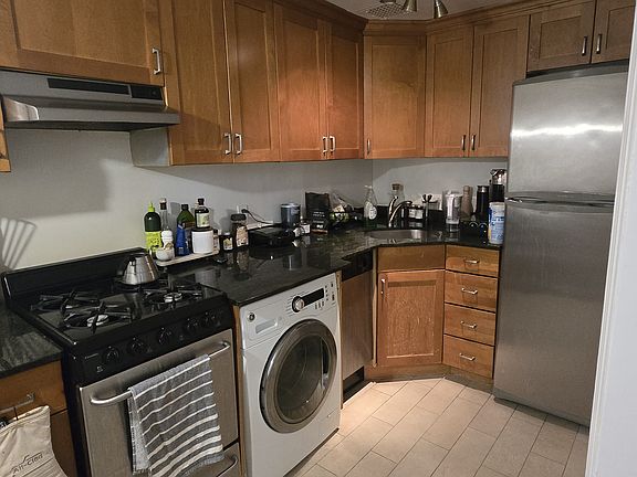 4th image of 311 W 72nd St #1E