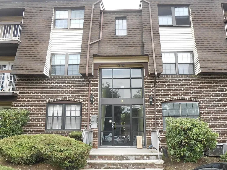 909 Green Hollow Dr — Photo 2