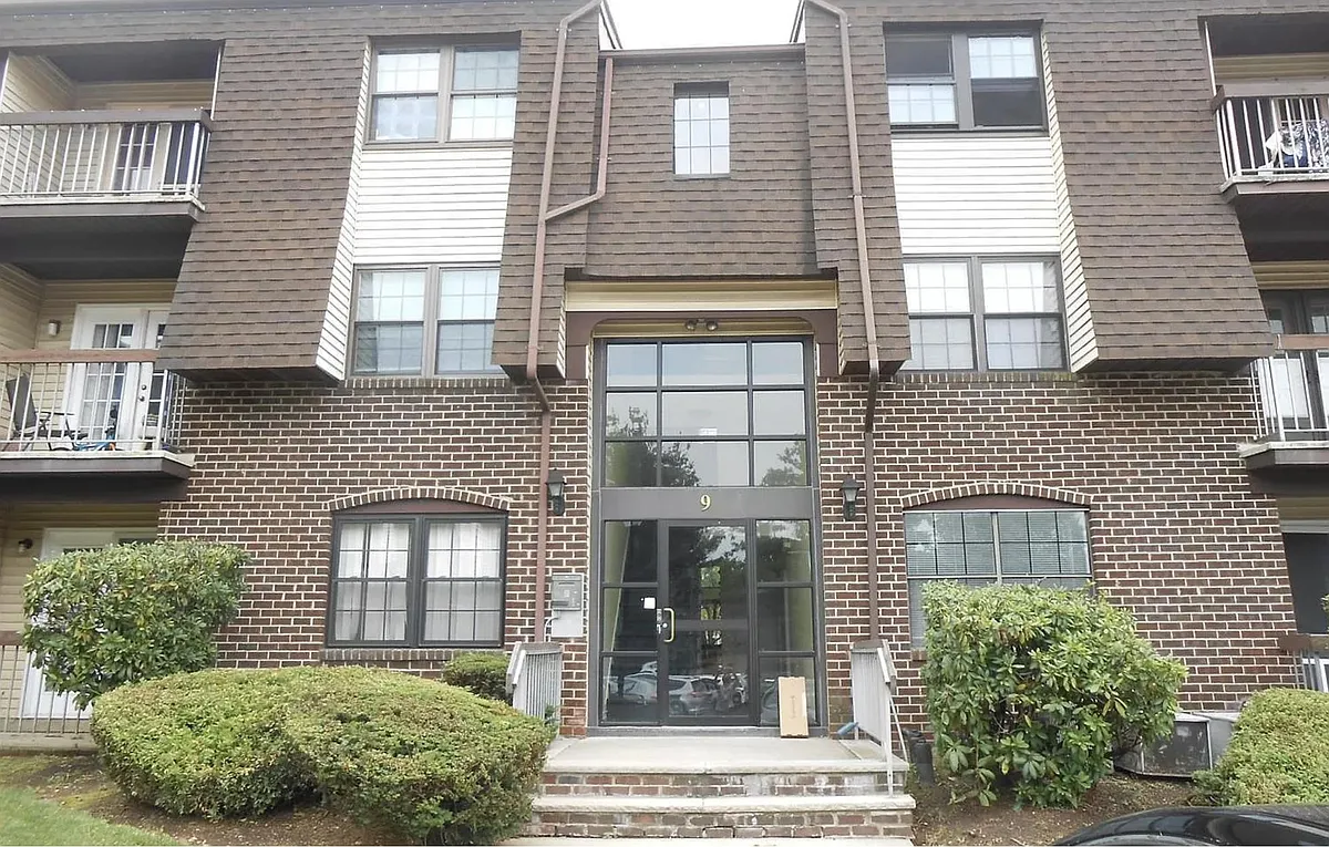 Building Photo - 909 Green Hollow Dr