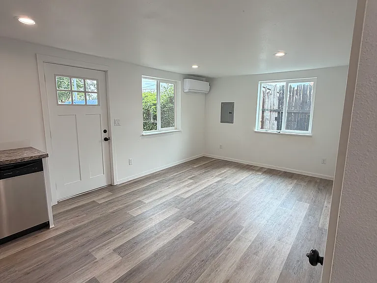2890 Silverton Rd NE — Photo 5