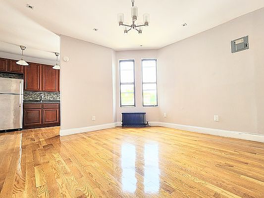 2nd image of 324 Montgomery St #D13