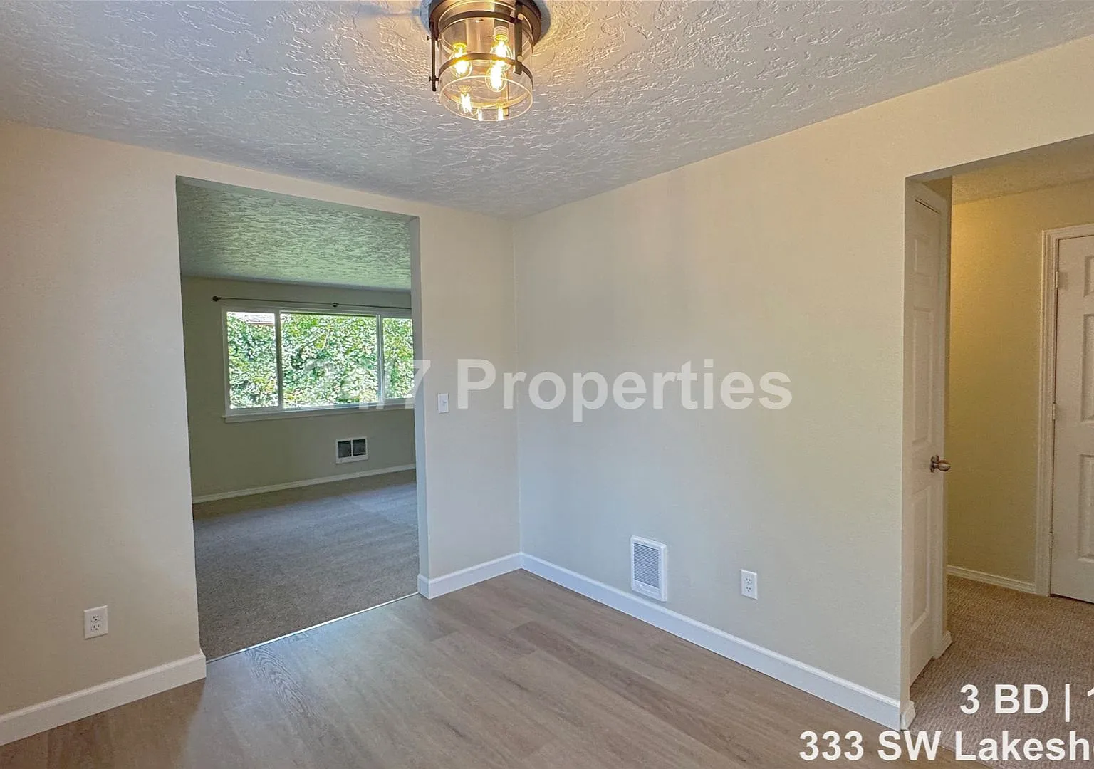 Freshly Updated 3 BD | 1.5 BA Unit - Downtown Estacada — Photo 2