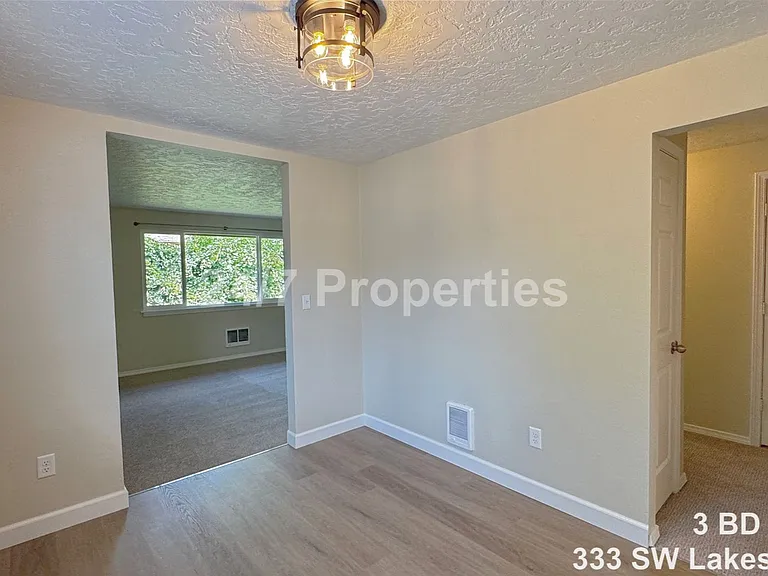 333 SW Lakeshore Dr — Photo 2