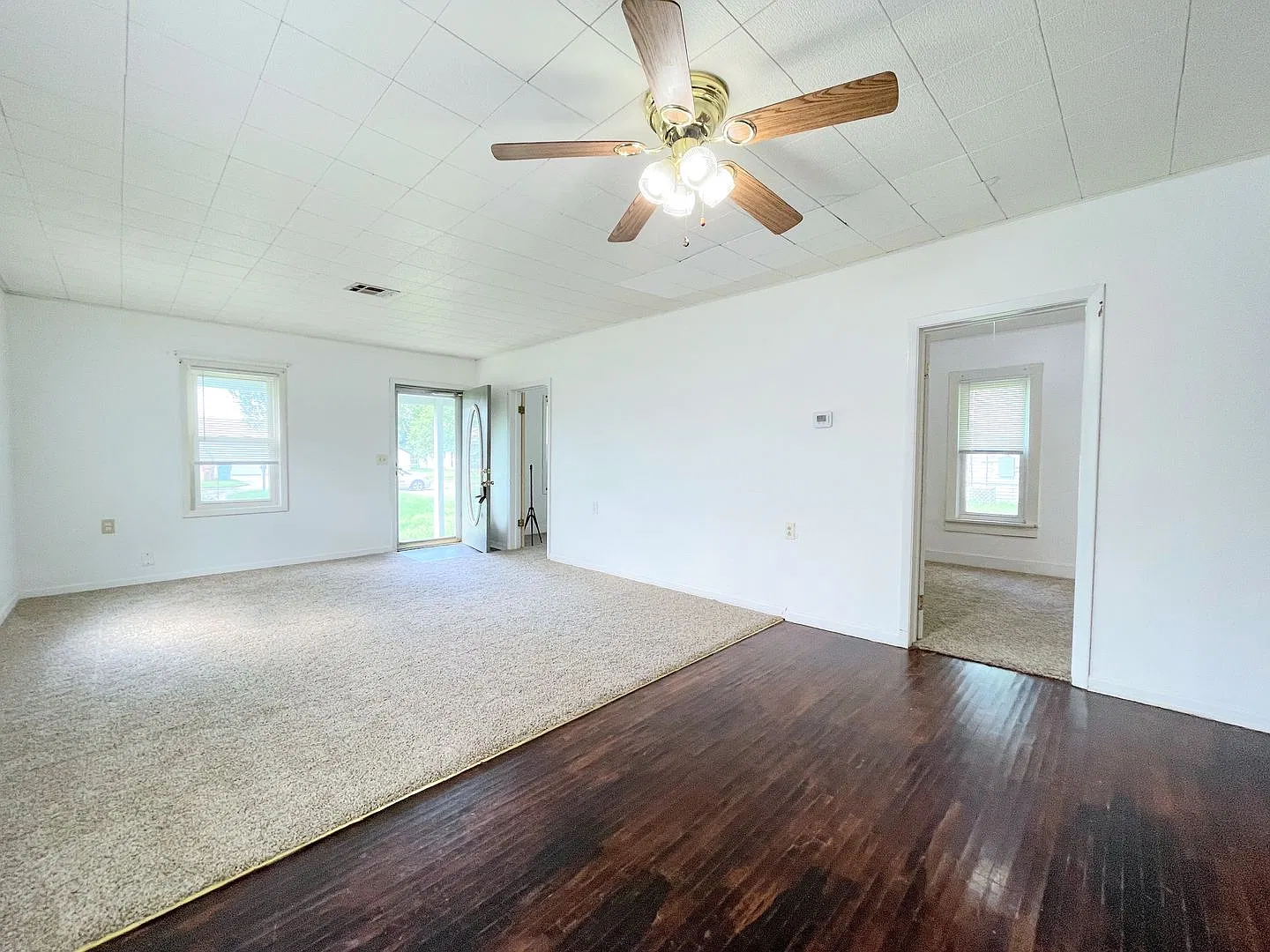 Beautiful 2 Bedroom 1 Bath — Photo 4