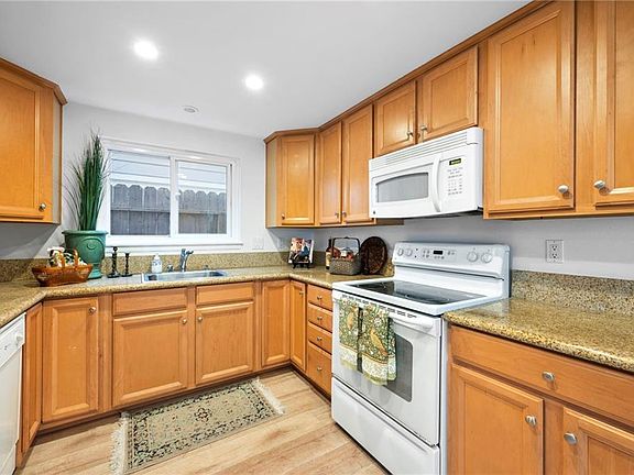 3rd image of 602.5 Marguerite Ave