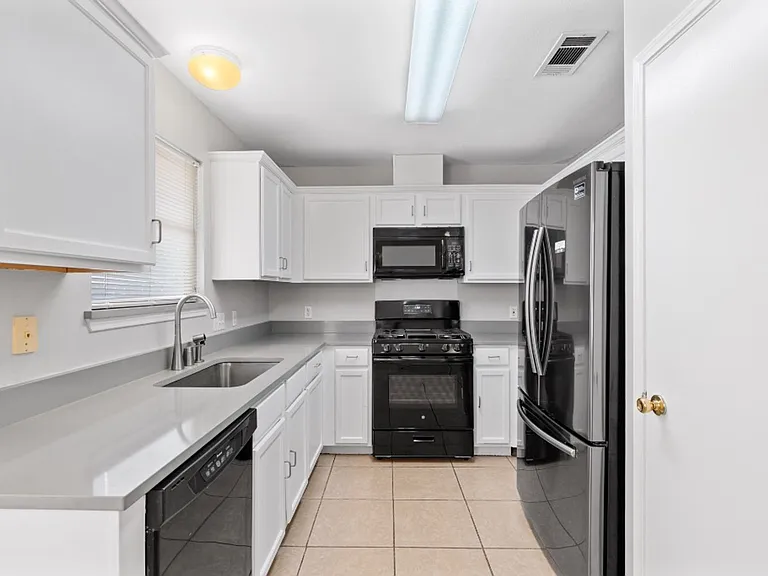 604 Maplecreek Dr — Photo 10