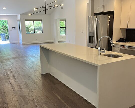 5th image of 3526 Kelton Ave