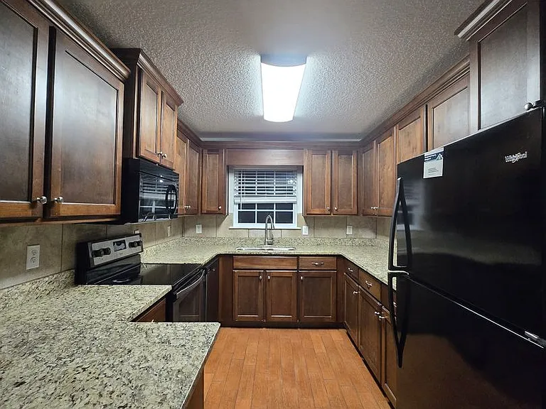 142 Leeswood Cir — Photo 3