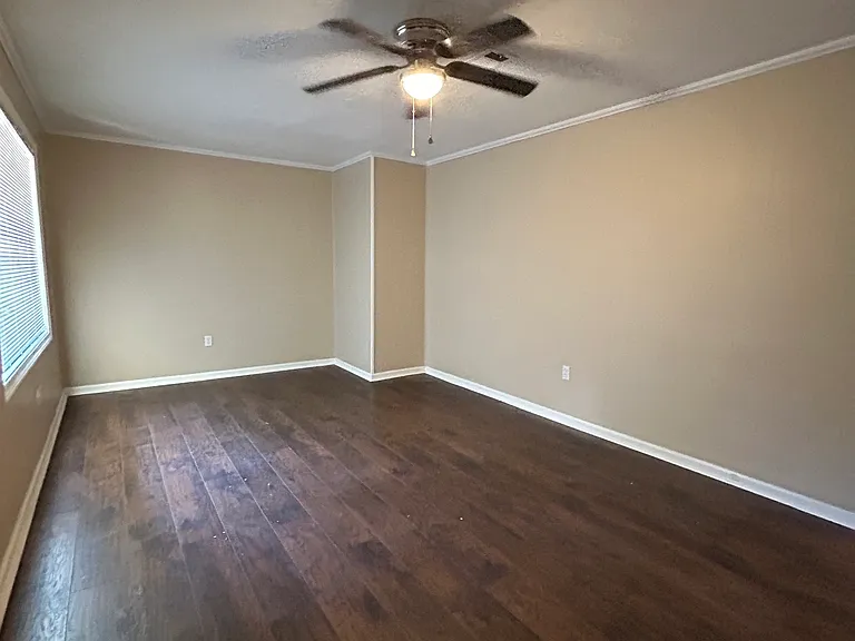 920 Woody Dr — Photo 3