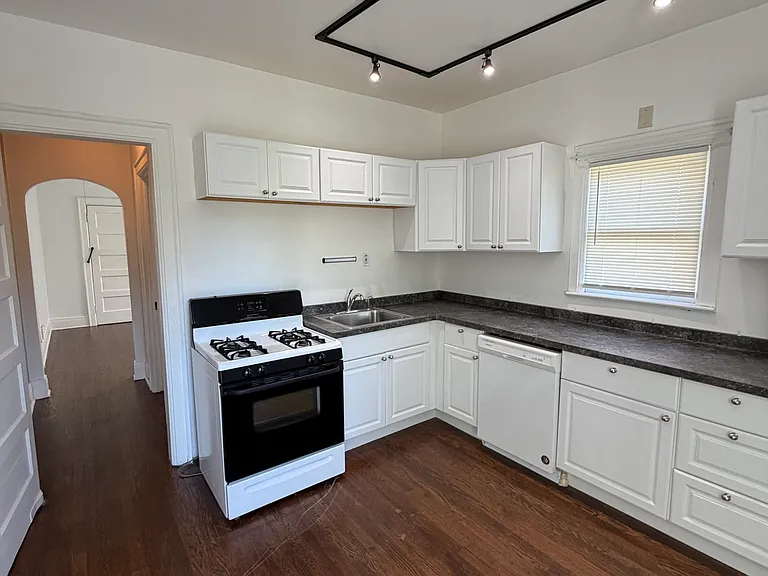 53 Ardmore Pl #3 — Photo 2