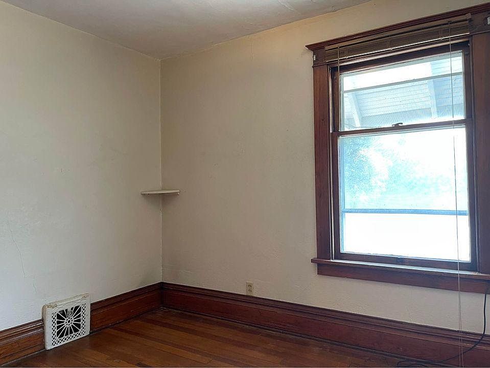 1st image of 210 E Elm St