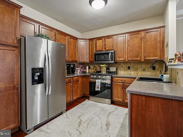 390 Auburn Ct — Photo 8