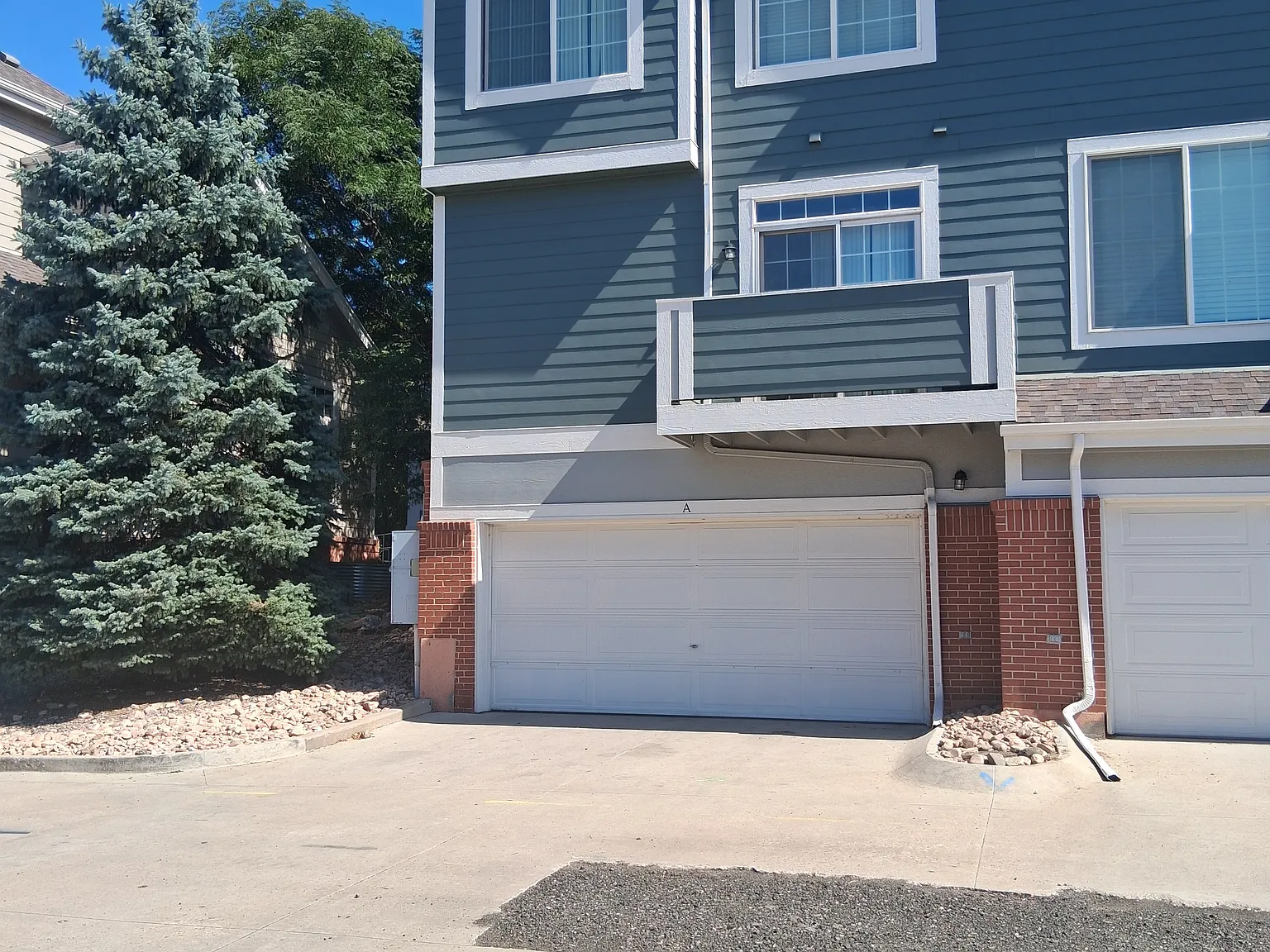 3 bed, 2.5 bath, 1575 sqft, $2,500 — Photo 2