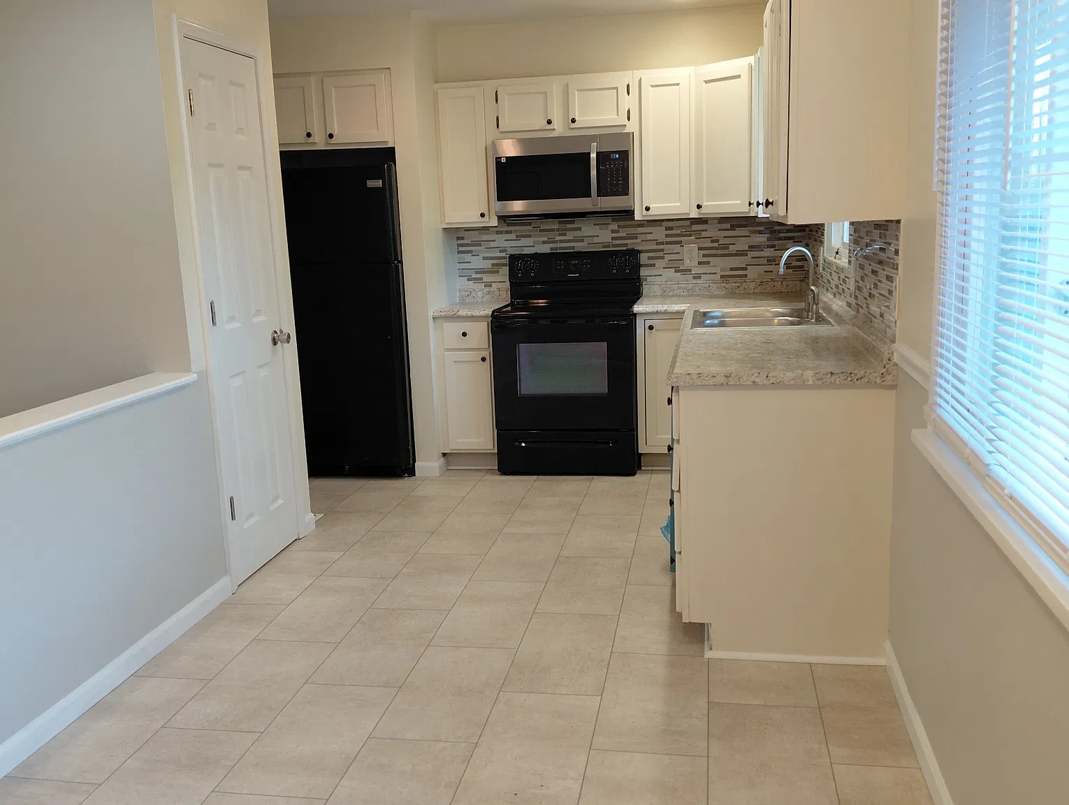 3 bed, 1.5 bath, 1008 sqft, $1,700 — Photo 3