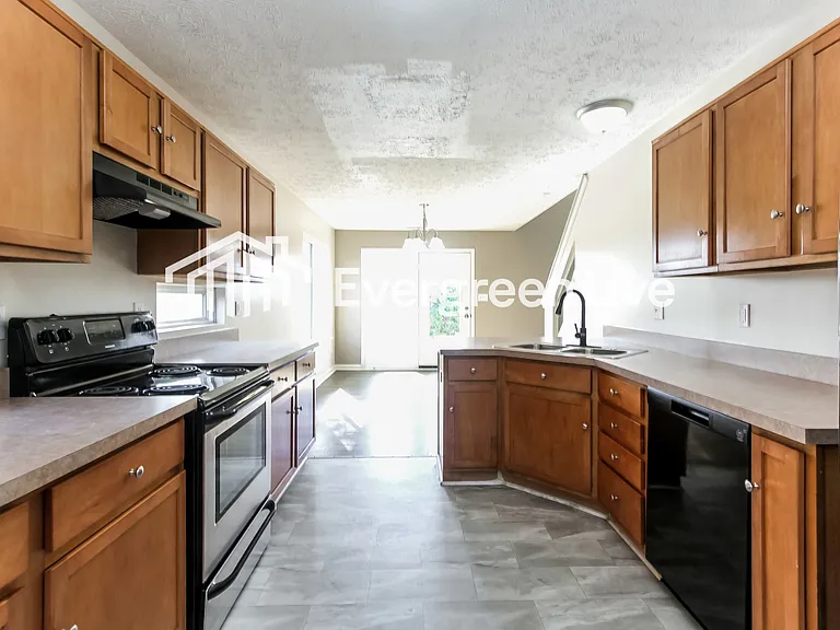 675 Pine Lake Dr — Photo 6