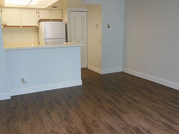 4th image of 752 Executive Center Dr