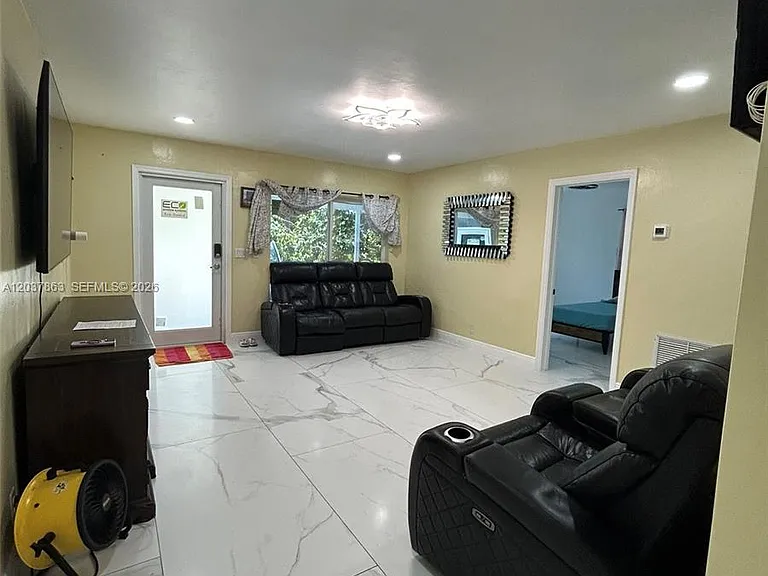 5157 NE 5th Ave — Photo 7