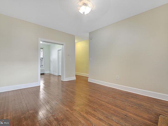 3rd image of 618 Columbia Rd NW