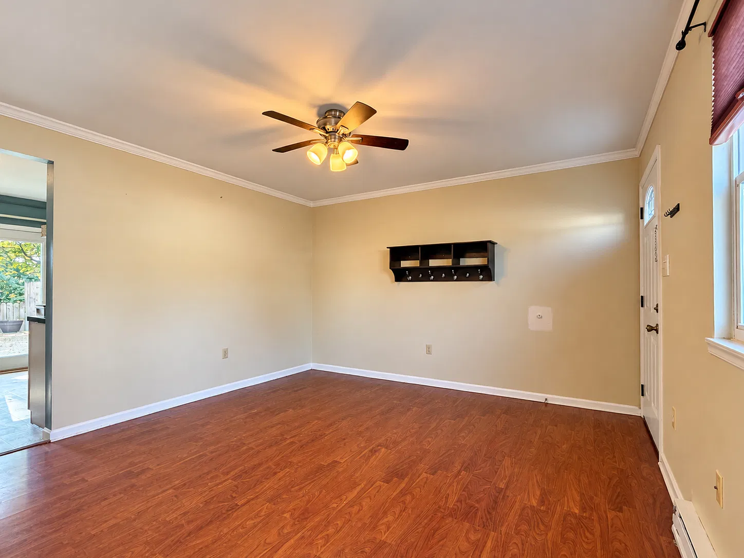 3 bed, 1.5 bath, 1370 sqft, $1,395 — Photo 3