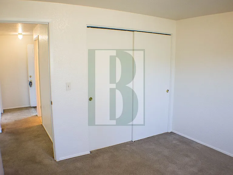 809-875 Plymouth Dr NE — Photo 10