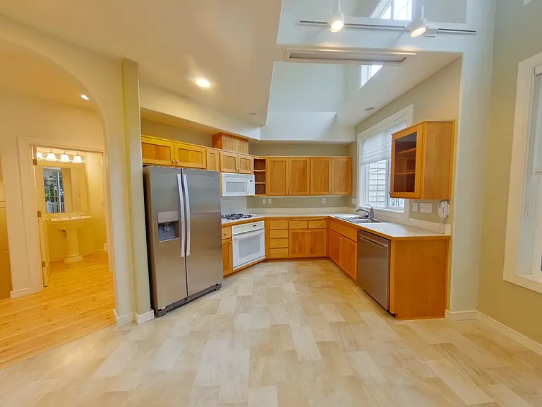 553 Covey Ln — Photo 4