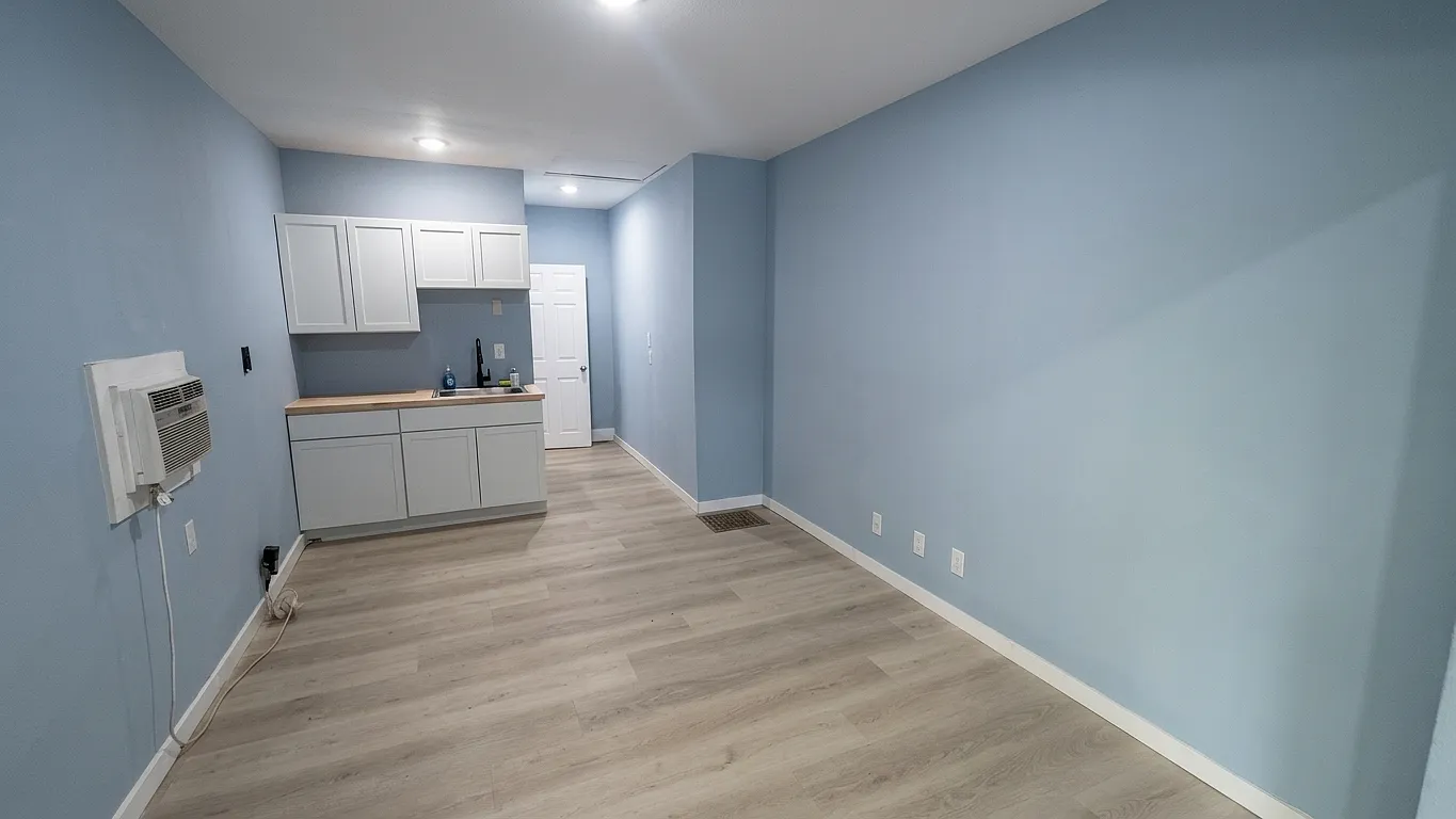 Studio, $900 — Photo 4