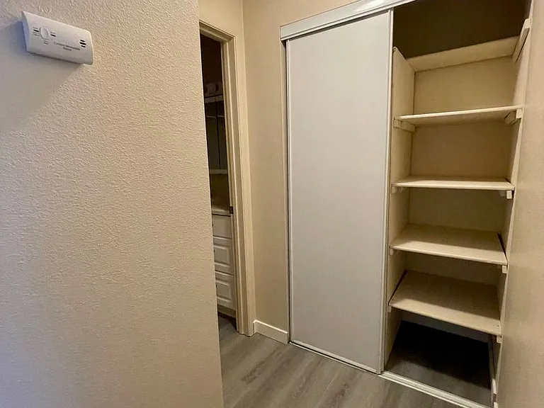 Spacious unit nestled across from Bitterlake Park & Lake, walk to shops and stores! — Photo 9