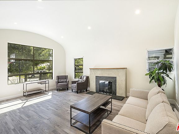 3rd image of 307 S Citrus Ave
