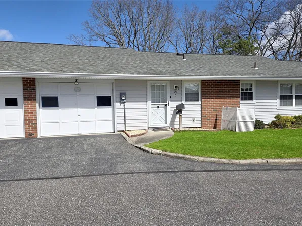 27 Trent Ct #C, Ridge, NY 11761