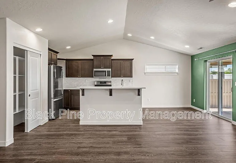 644 Stanley Lake St — Photo 11