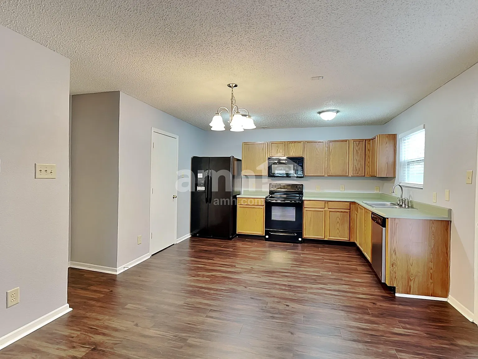 3 bed, 2.0 bath, 1580 sqft, $1,890 — Photo 3