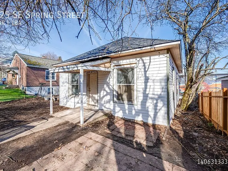 225 SE Spring St — Photo 1