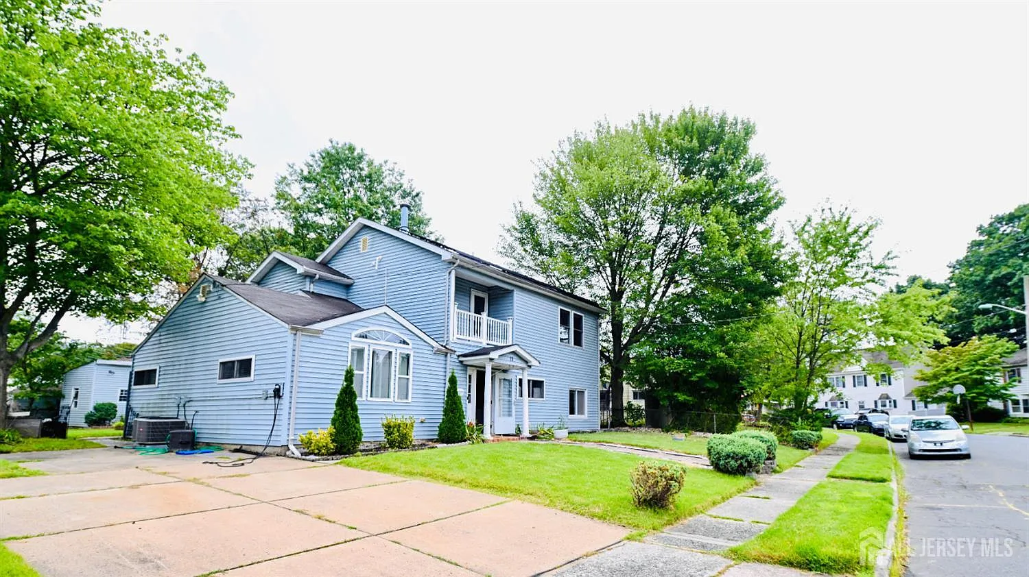 4 bed, 3.0 bath, 2368 sqft, $4,200 — Photo 2