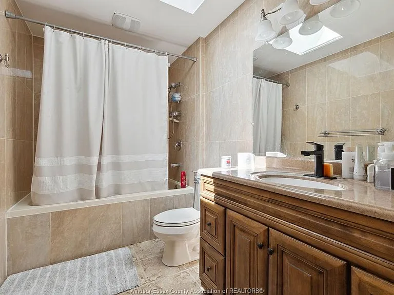 1544 Imperial Cres — Photo 9
