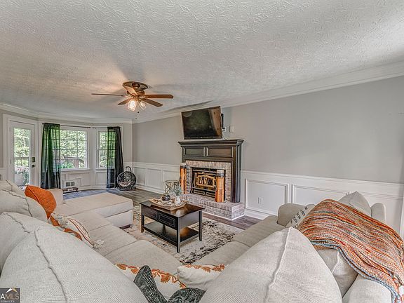3rd image of 323 Schoolhouse Rd