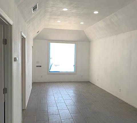 5th image of 837 E Lindsay St