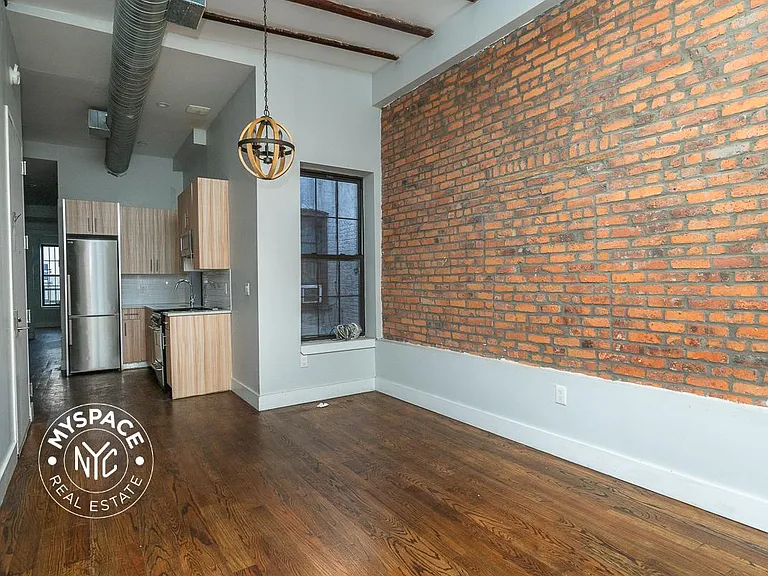 1719 Gates Ave #2R — Photo 1