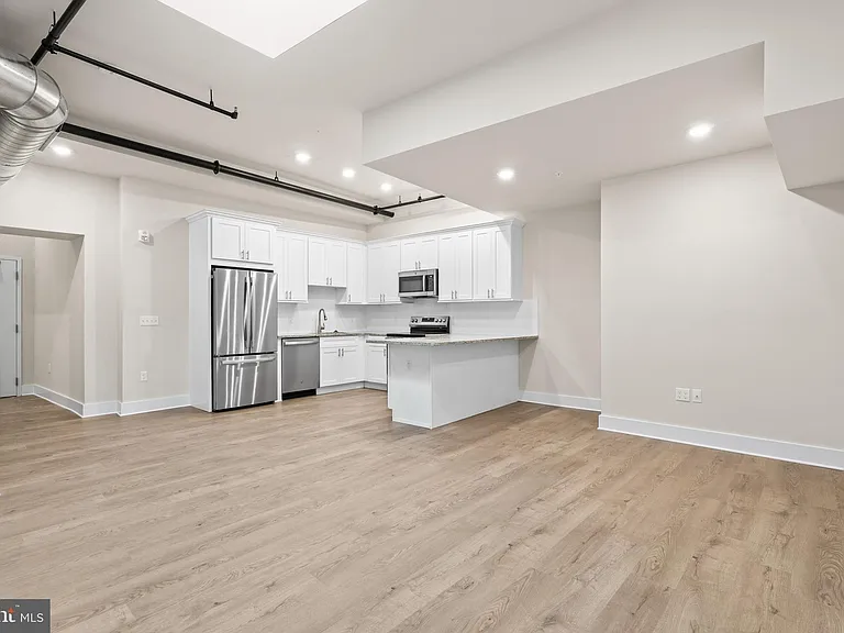 30 W Broad St #5 — Photo 2