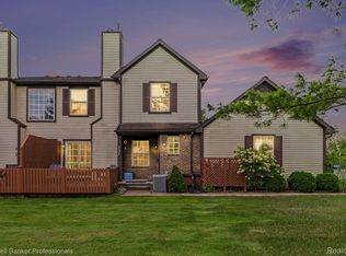 237 Barrington Cir, Lake Orion, MI 48360