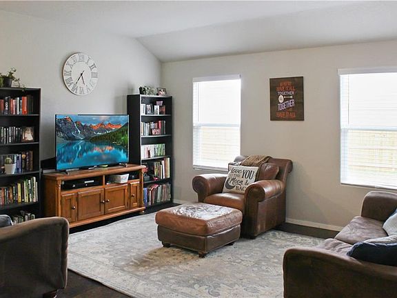3rd image of 885 Nw Evans Circle