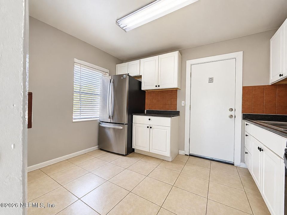 7th image of 7909 CAXTON Circle W