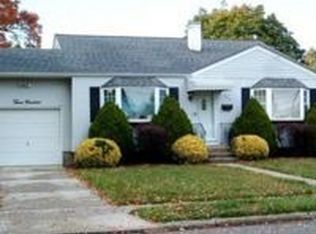 300 Newark St, Lindenhurst, NY 11757