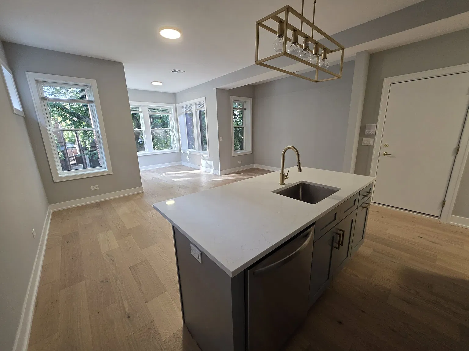 2442 W Wilson Ave — Photo 3