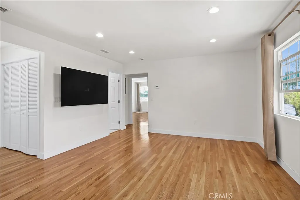 2 bed, 950 sqft, $3,500 — Photo 4