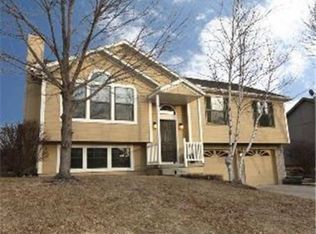 529 SE Ashton Ct, Lees Summit, MO 64063
