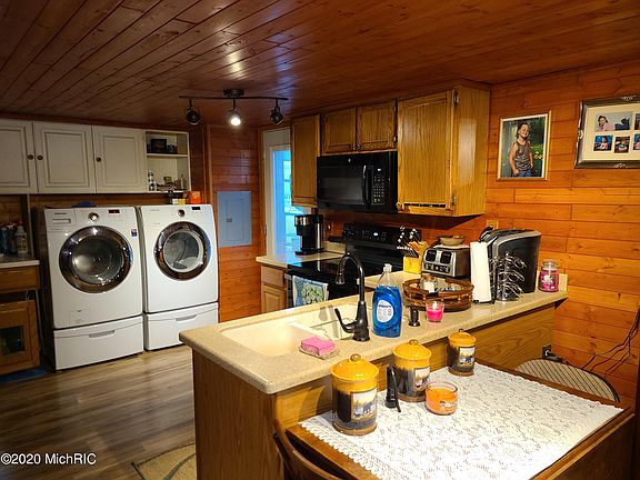 3rd image of 15100 Larsen Ave NE
