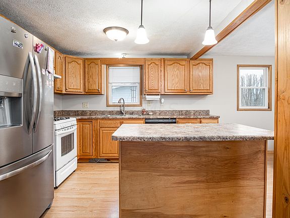 4th image of 297 Lee St