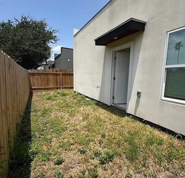 1515 W B St — Photo 18