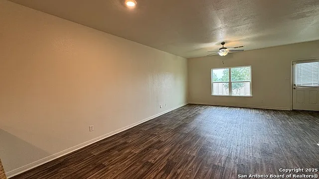 5 bed, 2.5 bath, 2542 sqft, $2,500 — Photo 4