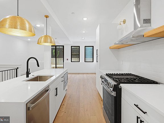 3rd image of 1936 York St E #2